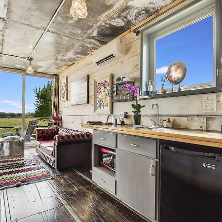 Flophouze Shipping Container Hotel Round Top 外观 照片