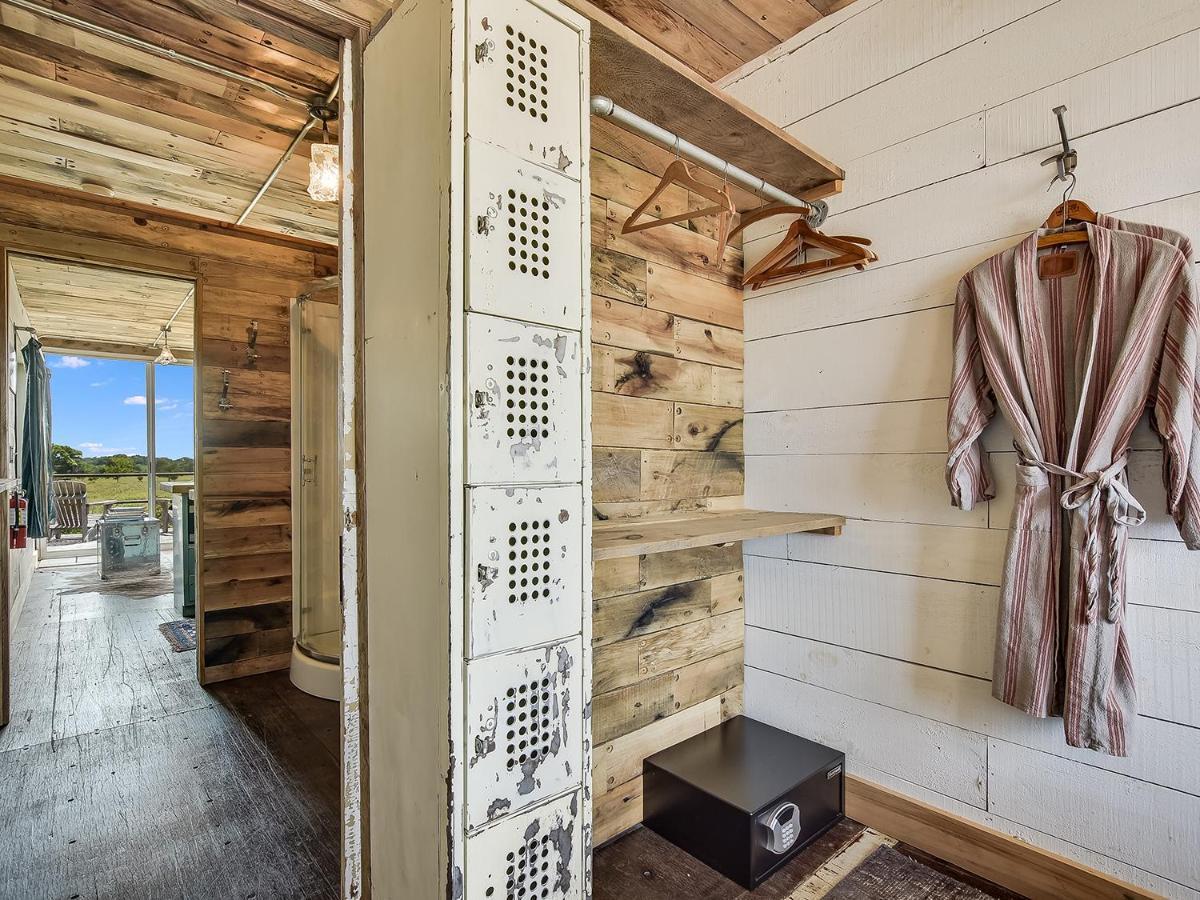 Flophouze Shipping Container Hotel Round Top 外观 照片