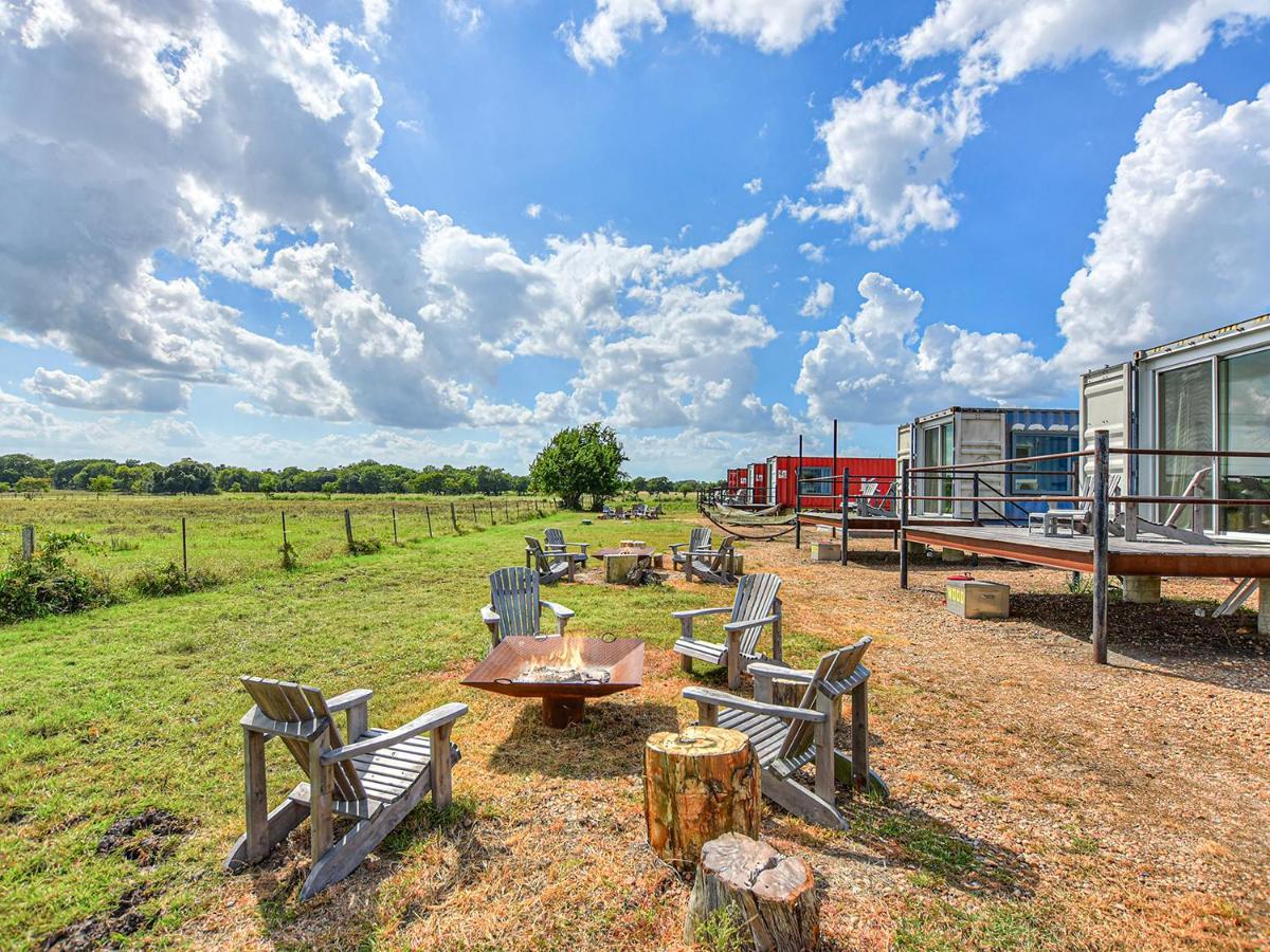 Flophouze Shipping Container Hotel Round Top 外观 照片