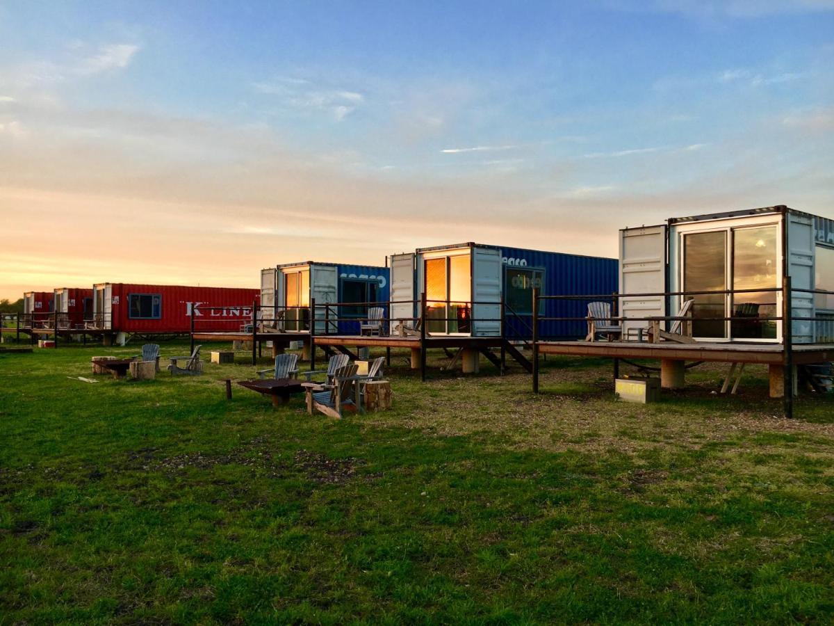 Flophouze Shipping Container Hotel Round Top 外观 照片