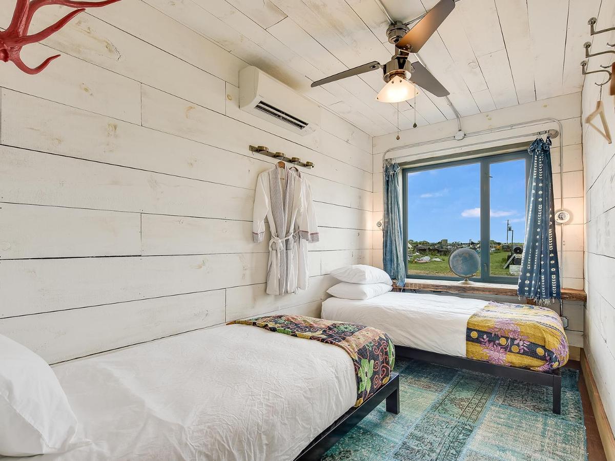 Flophouze Shipping Container Hotel Round Top 外观 照片