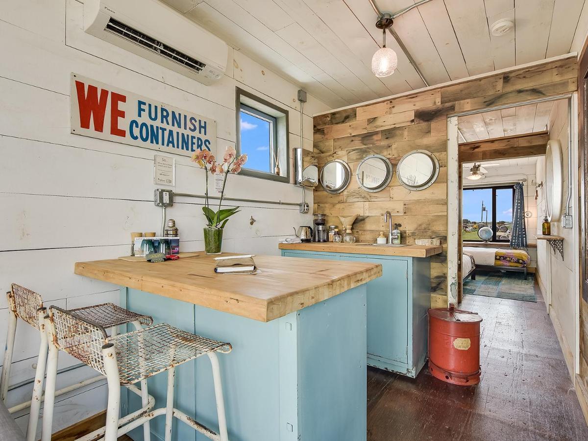 Flophouze Shipping Container Hotel Round Top 外观 照片