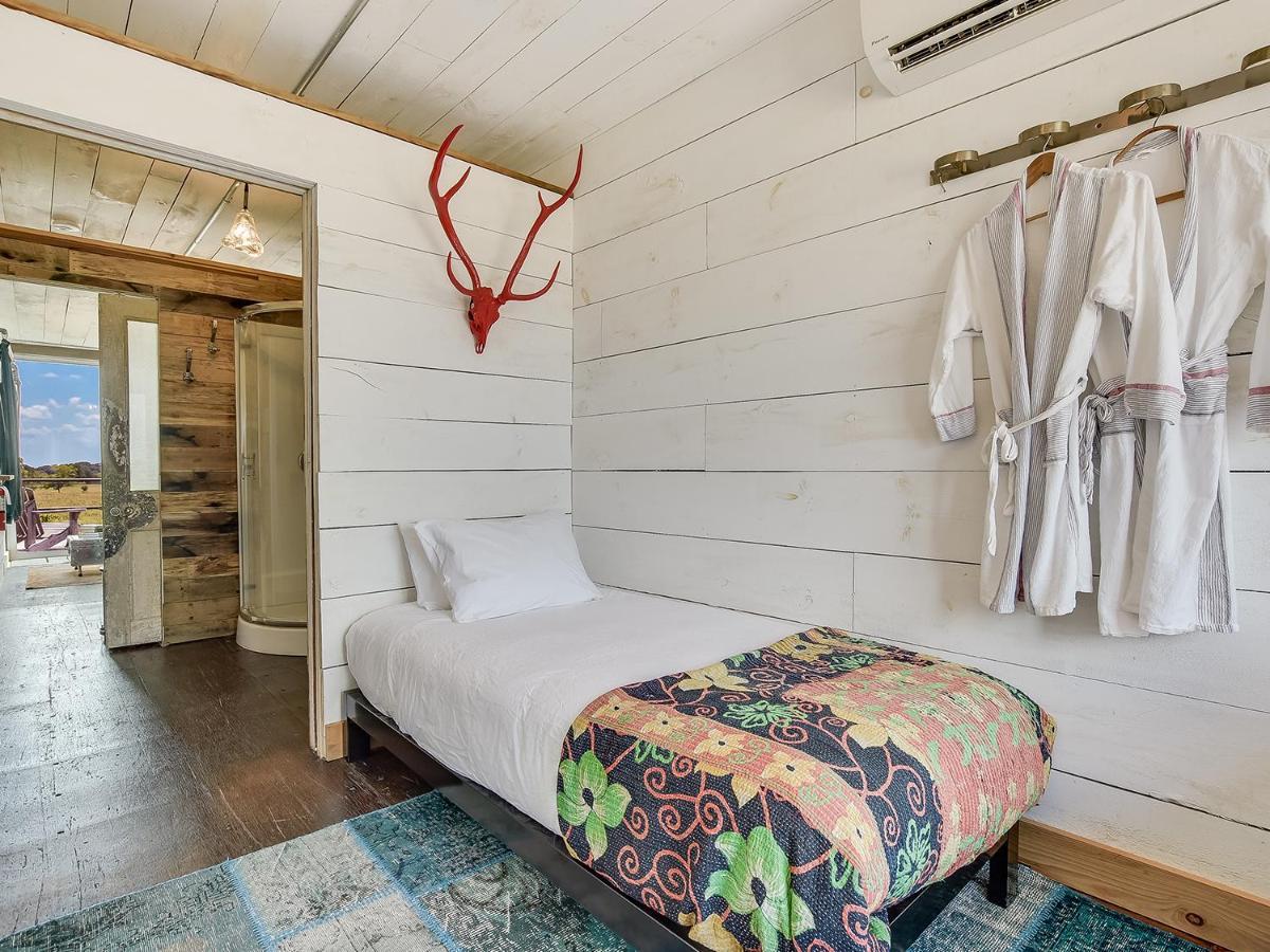 Flophouze Shipping Container Hotel Round Top 外观 照片