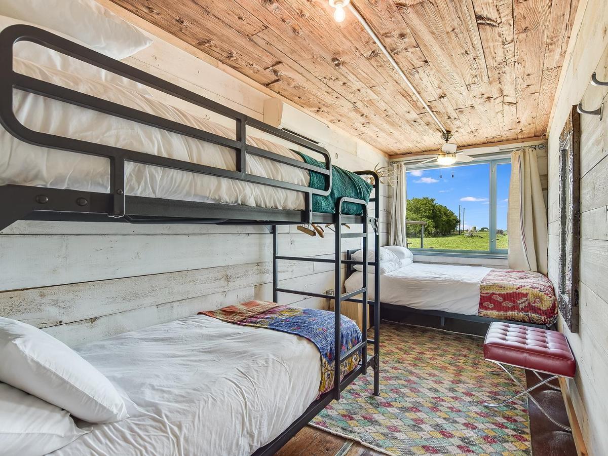 Flophouze Shipping Container Hotel Round Top 外观 照片