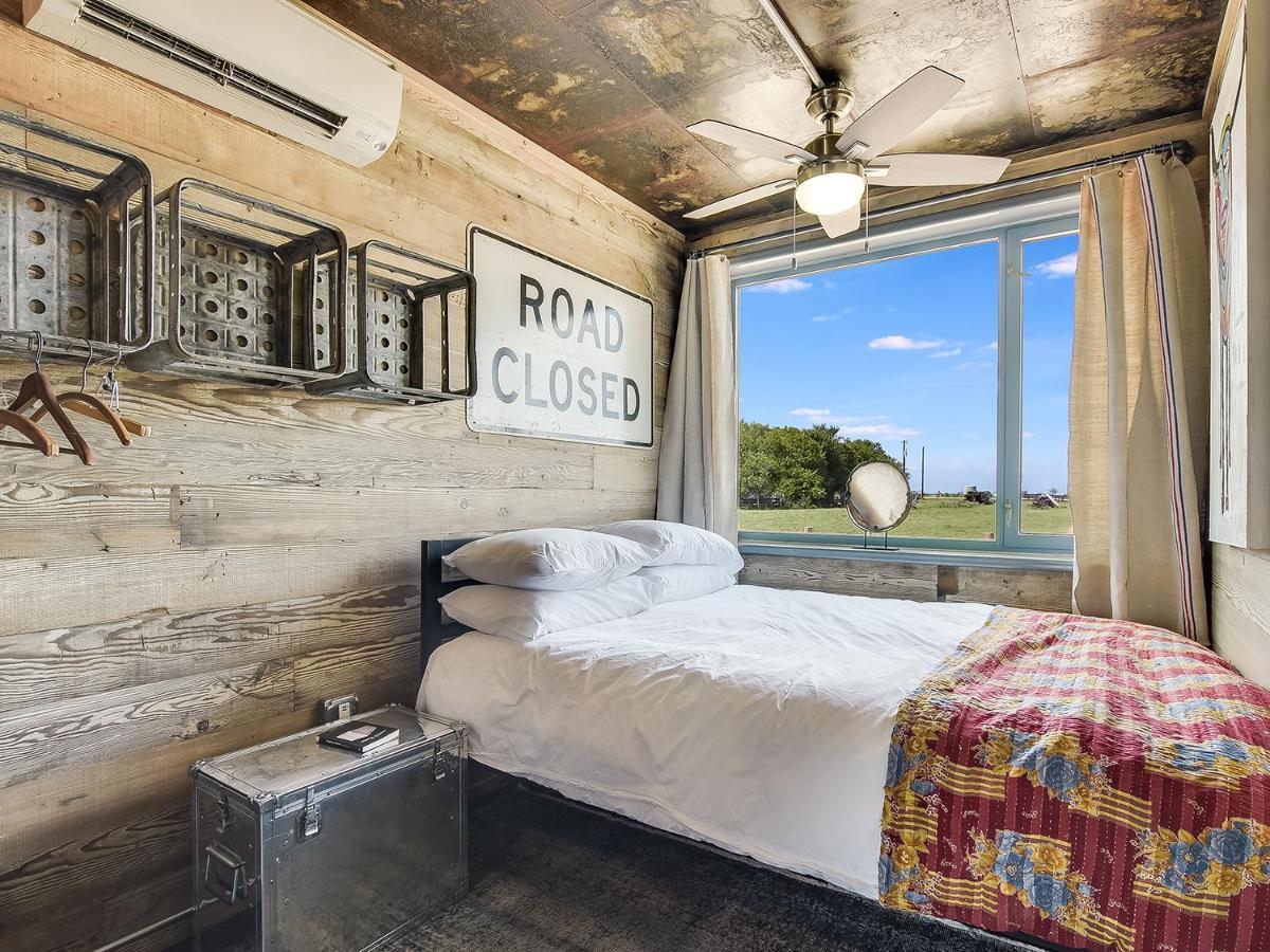 Flophouze Shipping Container Hotel Round Top 外观 照片