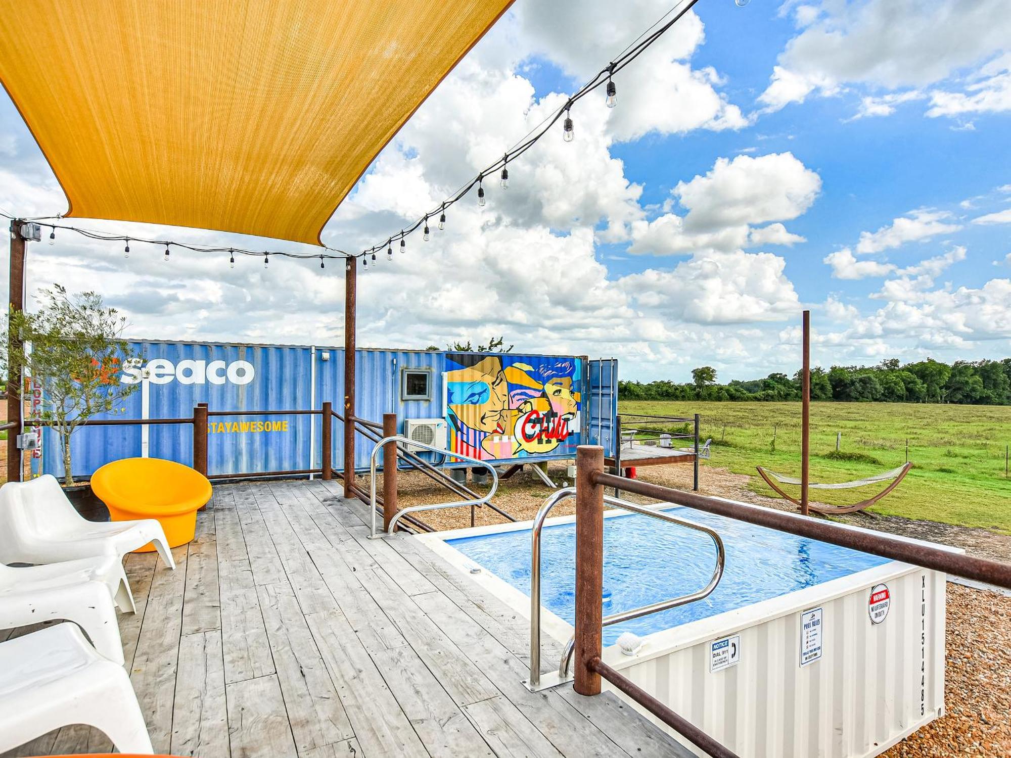 Flophouze Shipping Container Hotel Round Top 外观 照片