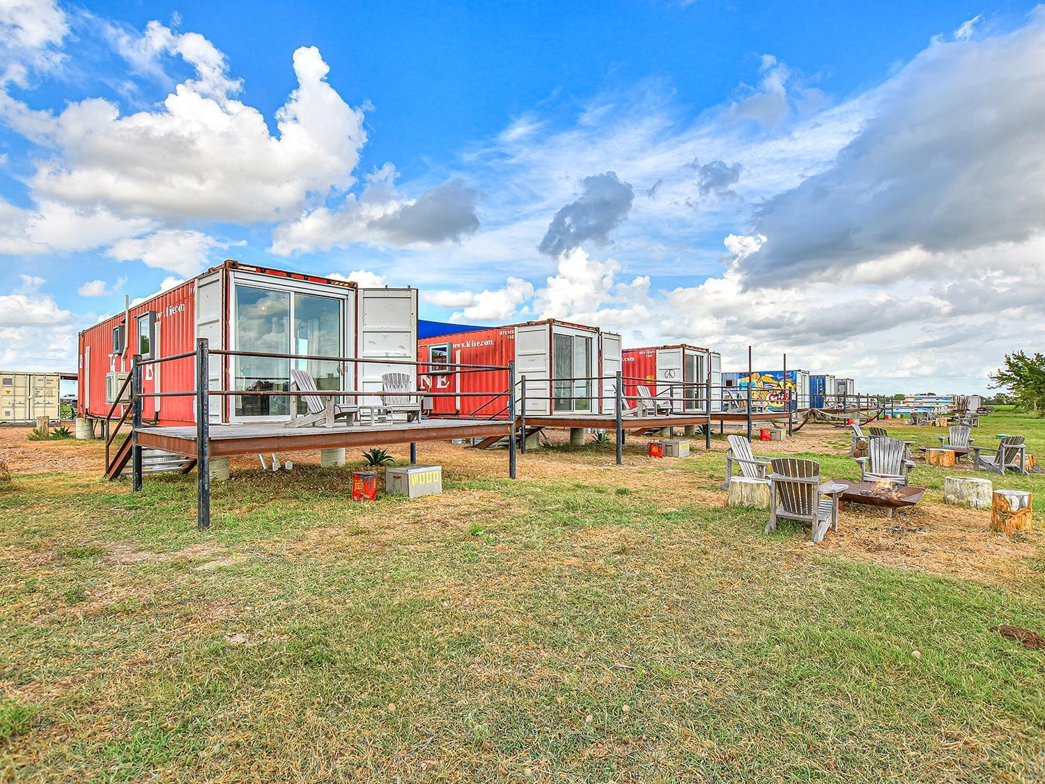 Flophouze Shipping Container Hotel Round Top 外观 照片