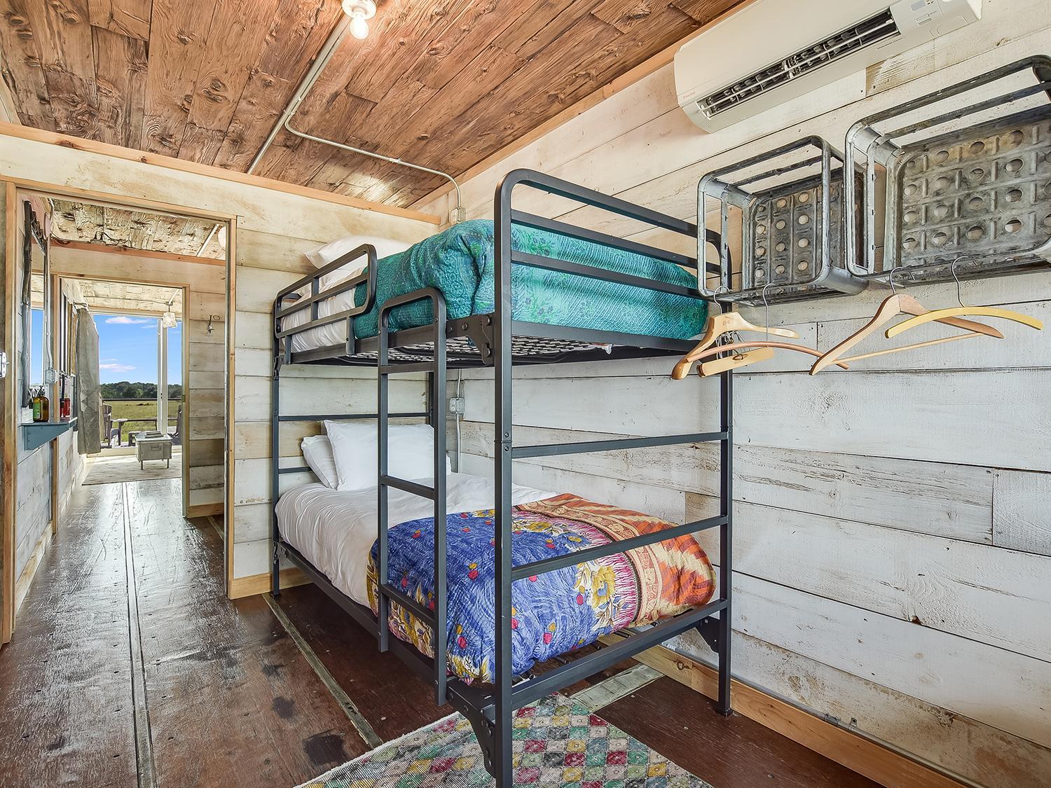 Flophouze Shipping Container Hotel Round Top 外观 照片